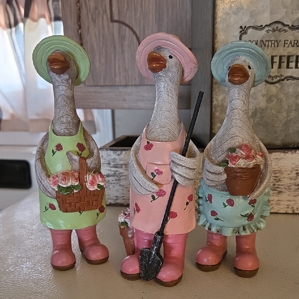 New Charming Goose Figurine Set - Pink and Green For Garden Or Country Home